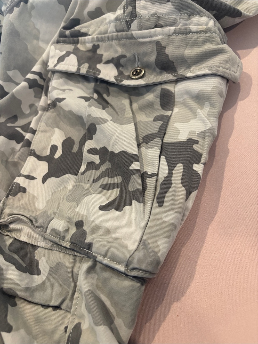 Levi's Men's Relaxed Cargo Jeans in Gray Camo - Picture 4 of 8